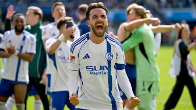 2. Bundesliga, SC Paderborn 07 - FC Schalke 04: Kenan Karaman jubelt mit geballten Fäusten