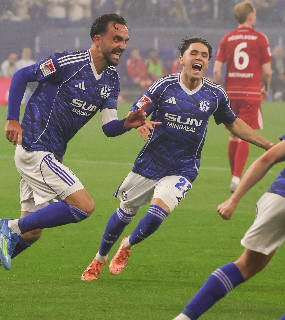 Der Schalker Torjäger Kenan Karaman jubelt mit seinen Teamkollegen nach seinem Treffer zum 1:0 gegen Fortuna Düsseldorf