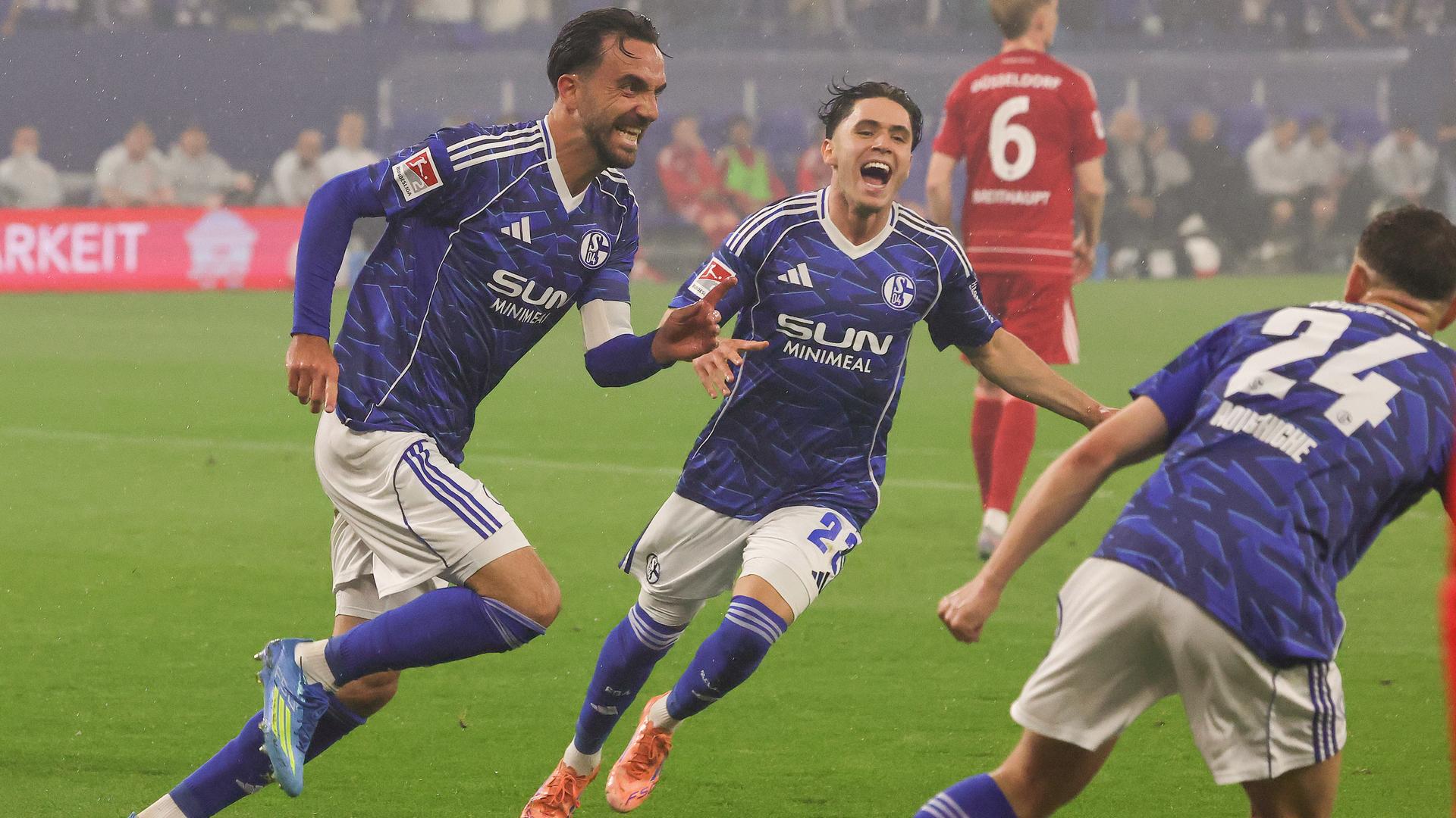 Der Schalker Torjäger Kenan Karaman jubelt mit seinen Teamkollegen nach seinem Treffer zum 1:0 gegen Fortuna Düsseldorf