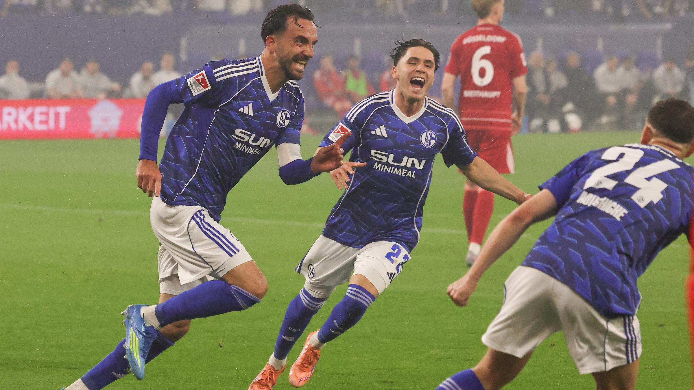 Der Schalker Torjäger Kenan Karaman jubelt mit seinen Teamkollegen nach seinem Treffer zum 1:0 gegen Fortuna Düsseldorf