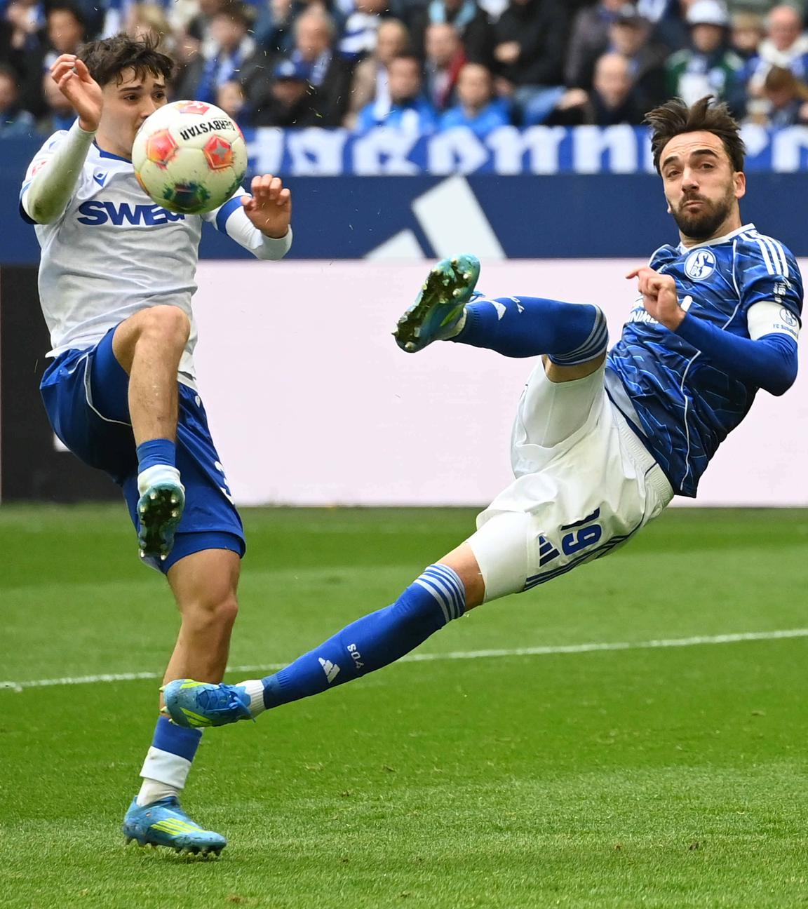 Kenan Karaman (FC Schalke 04) und Rafael Pinto Predrosa (Karlsruhe SC) kämpfen. 