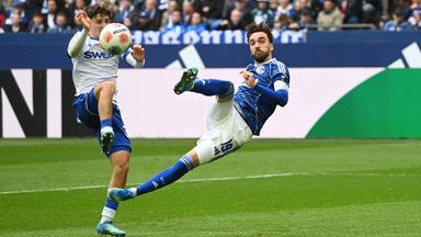 Schalke 04 behauptet Tabellenführung