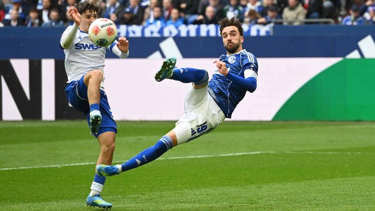 Kenan Karaman (FC Schalke 04) und Rafael Pinto Predrosa (Karlsruhe SC) kämpfen. 