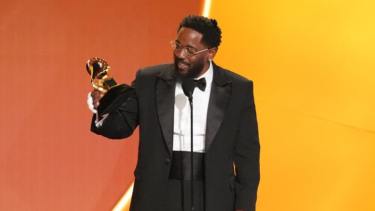 Musiker Kendrick Lamar nimmt am 01.02.2026 in Los Angeles, bei der 68. jährlichen Grammy-Verleihung, die Auszeichnung für das beste Rap-Album für „GNX“ entgegen.