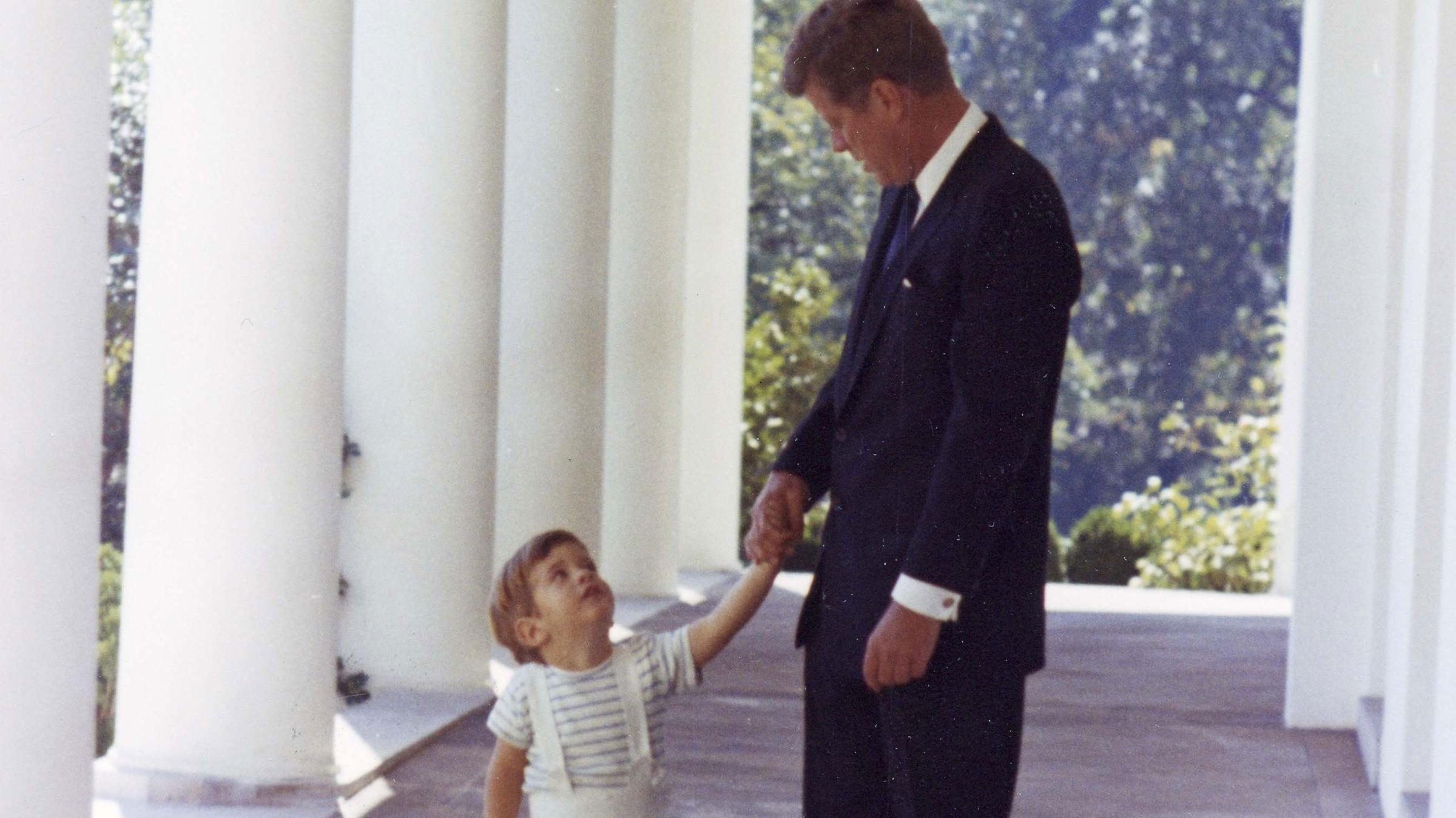 John F. Kennedy und sein Sohn John Jr. 1963 im Weißen Haus