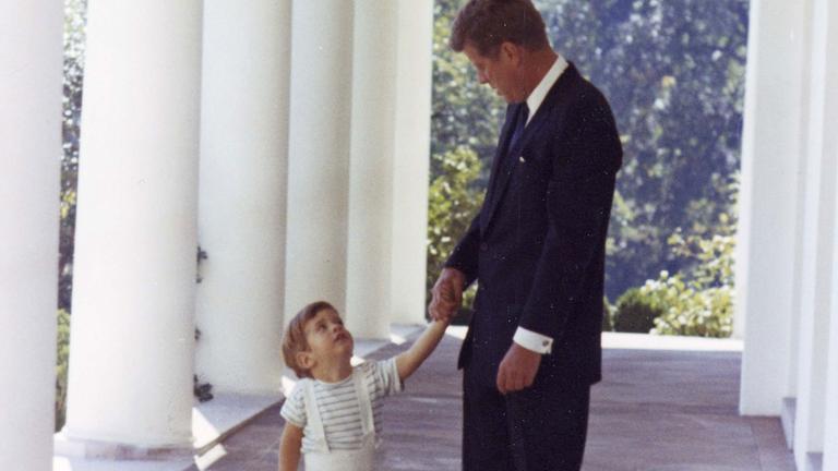 John F. Kennedy und sein Sohn John Jr. 1963 im Weißen Haus
