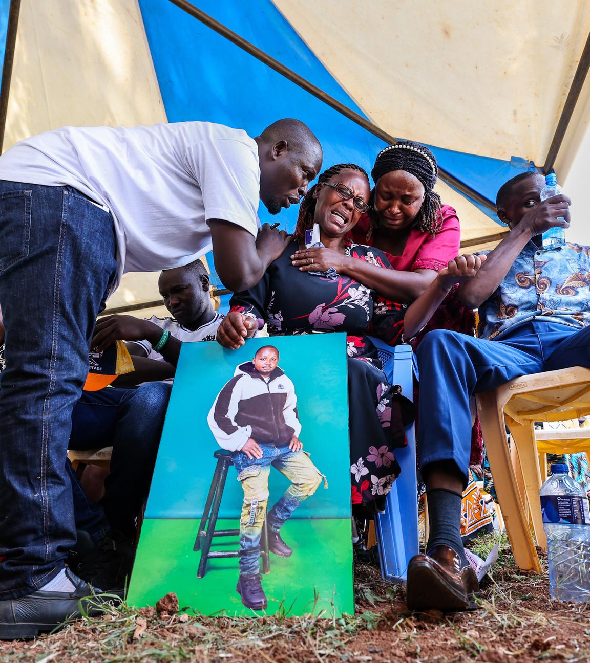 Eine kenianische Familie hält eine symbolische Beerdigung für einen gefallenen Söldner im Ukraine-Krieg ab.