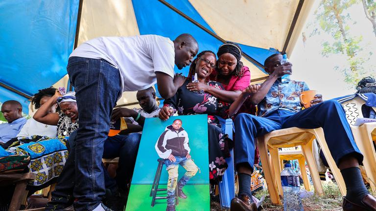 Eine kenianische Familie hält eine symbolische Beerdigung für einen gefallenen Söldner im Ukraine-Krieg ab.