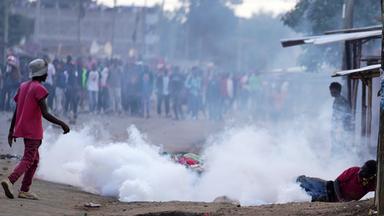 Demonstranten werden während einer Demonstration gegen ein geplantes US-Ebola-Quarantänezentrum auf dem Luftwaffenstützpunkt Laikipia mit Tränengas beschossen