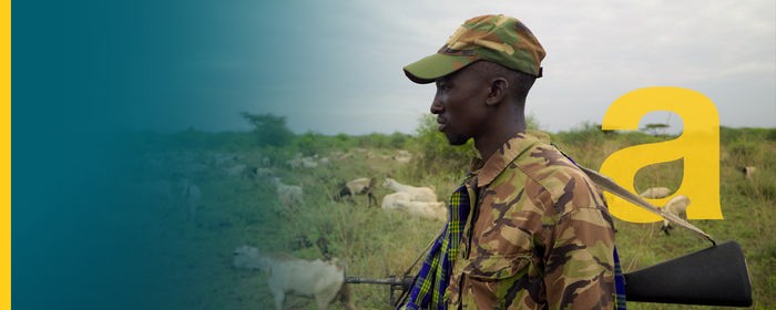 Der Wanderhirte Emathe Lokuto bewacht seine Ziegenherde mit einem Gewehr im Anschlag