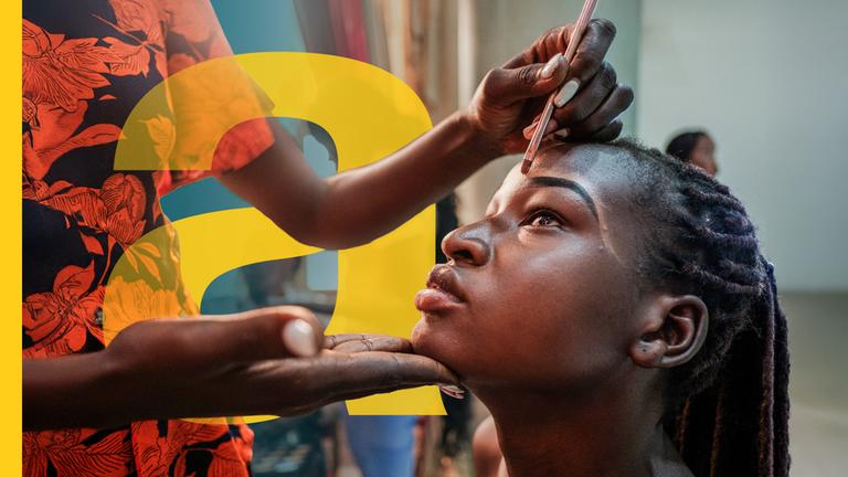 Ein Model wird für die Fashion Week im Südsudan geschminkt