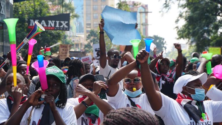 Eine Gruppe junger Menschen demonstriert auf den Straßen.