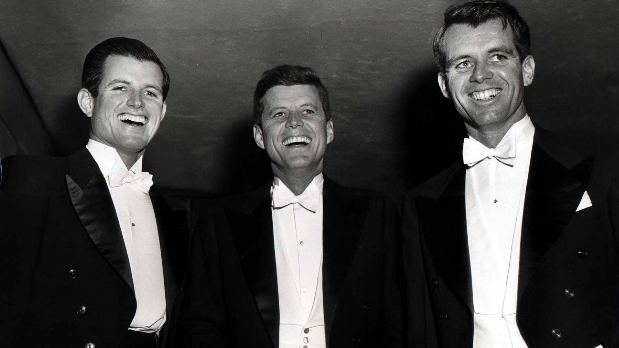 John F Kennedy (Mitte) mit seinen Brüdern Edward (Links) und Robert (Rechts) 