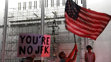 Menschen warten darauf, dass der Name von Präsident Donald Trump am Freitag, dem 12. Juni 2026, vom John F. Kennedy Center for the Performing Arts in Washington entfernt wird.