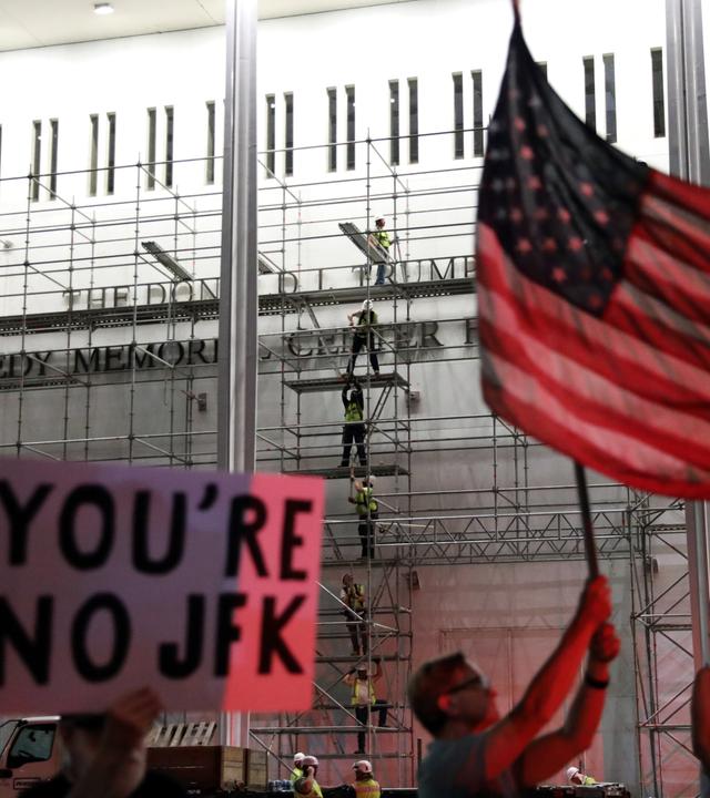 Menschen warten darauf, dass der Name von Präsident Donald Trump am Freitag, dem 12. Juni 2026, vom John F. Kennedy Center for the Performing Arts in Washington entfernt wird.