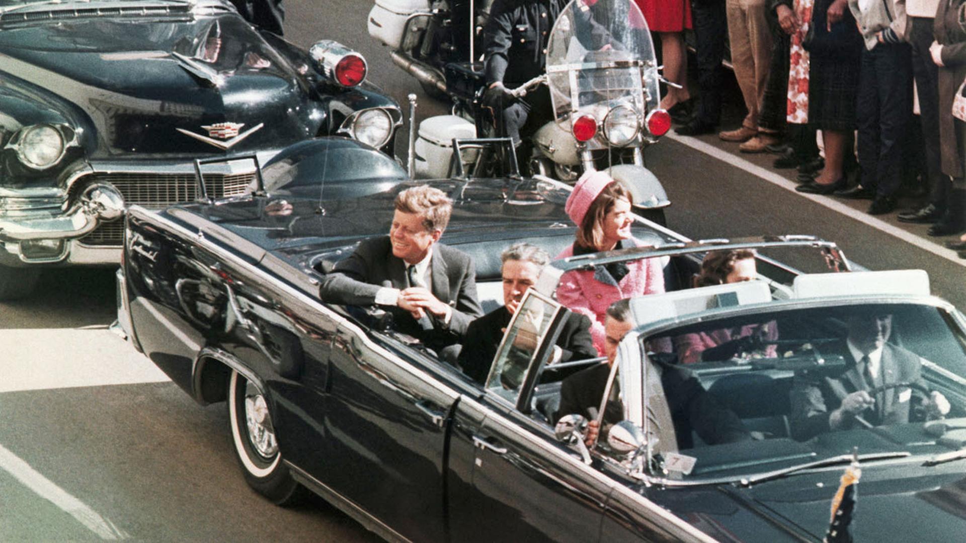 John F. Kennedy fährt im offenen Wagen durch Dallas