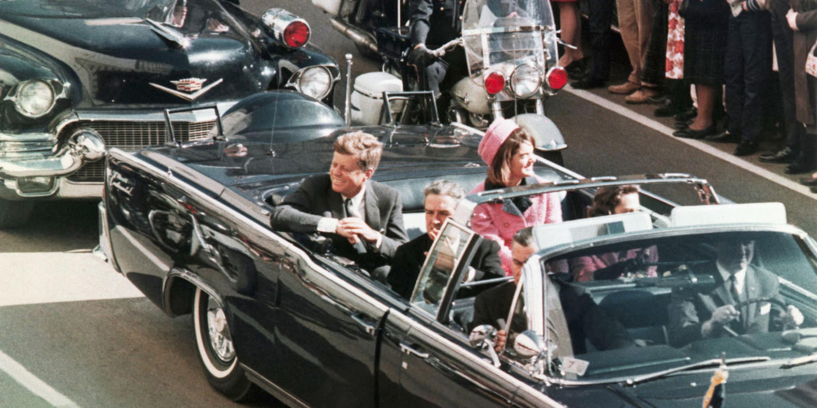 John F. Kennedy fährt im offenen Wagen durch Dallas