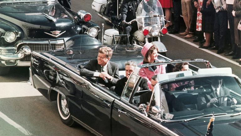 John F. Kennedy fährt im offenen Wagen durch Dallas