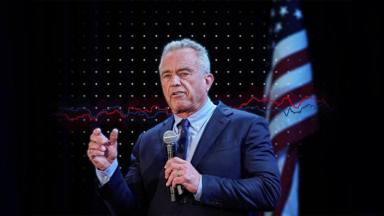 Robert F. Kennedy Jr. vor einer USA-Flagge und einem Liniendiagramm