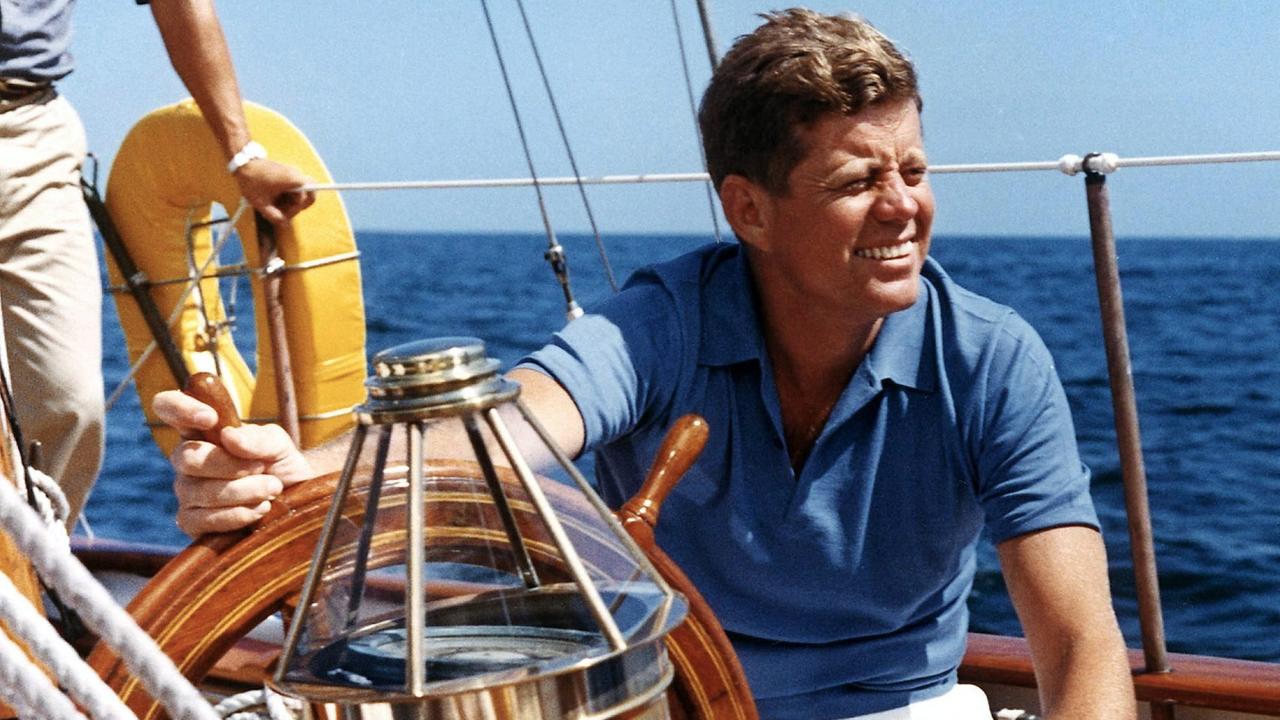 Passionierter Segler: Präsident Kennedy am 26.8.1962 auf der Yacht "Manitu" in der Narragansett-Bucht im Bundesstaat Rhode Island. 