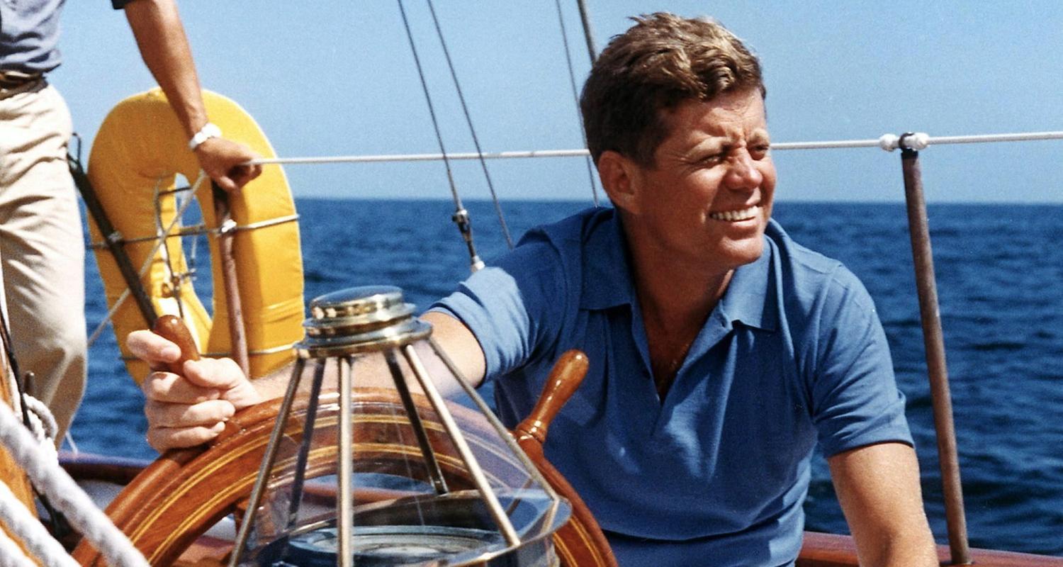 Passionierter Segler: Präsident Kennedy am 26.8.1962 auf der Yacht "Manitu" in der Narragansett-Bucht im Bundesstaat Rhode Island. 