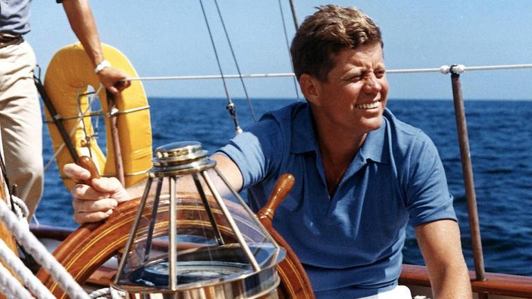 Passionierter Segler: Präsident Kennedy am 26.8.1962 auf der Yacht "Manitu" in der Narragansett-Bucht im Bundesstaat Rhode Island. 