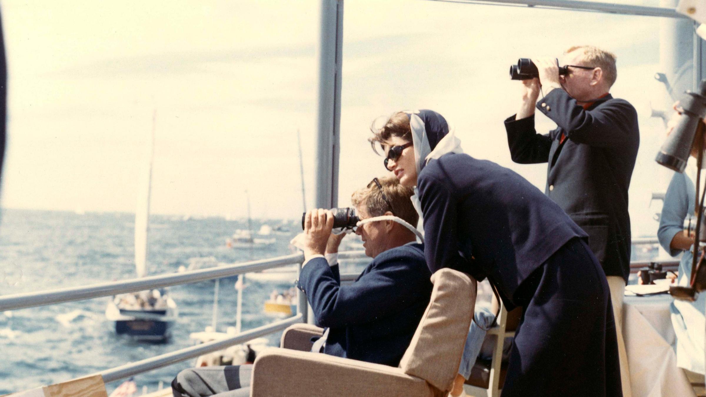 John F. Kennedy und Jacqueline beobachten ein Bootsrennen vom Schiff aus - 1962