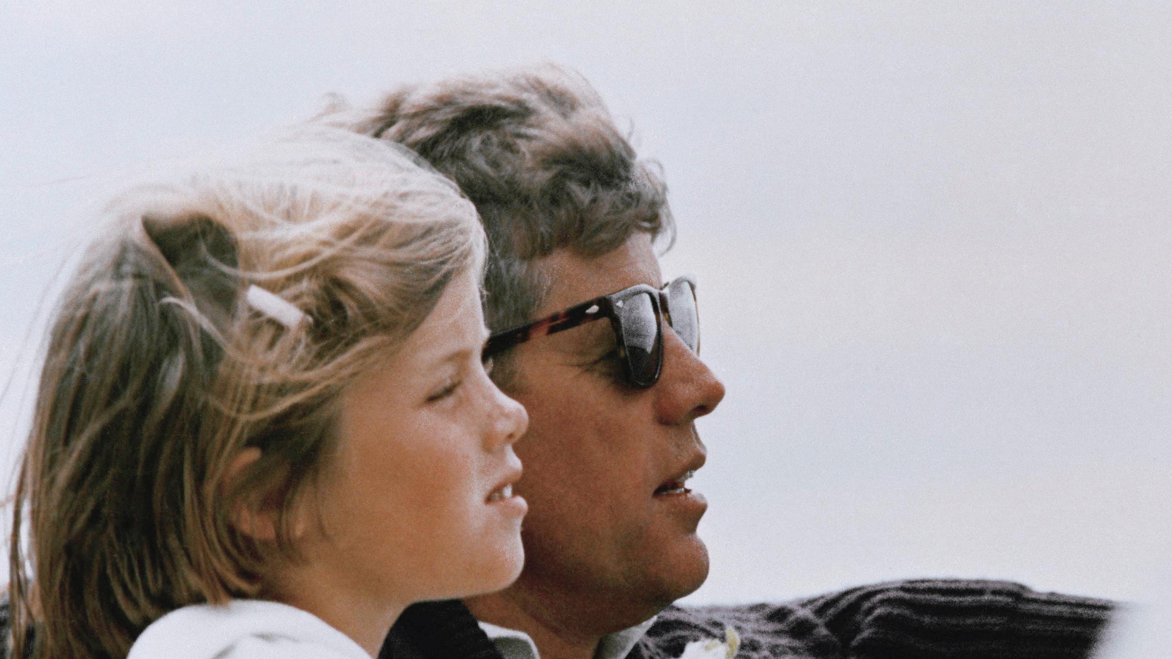 John F. Kennedy mit seiner Tochter Caroline 1962 auf einem Schiff vor Hyannis Port, dem Familiensitz der Kennedys.