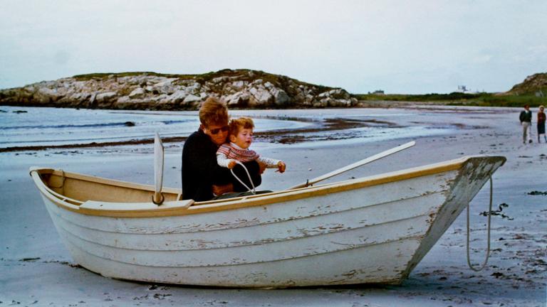 John F. Kennedy und sein Sohn in Hyannis Port