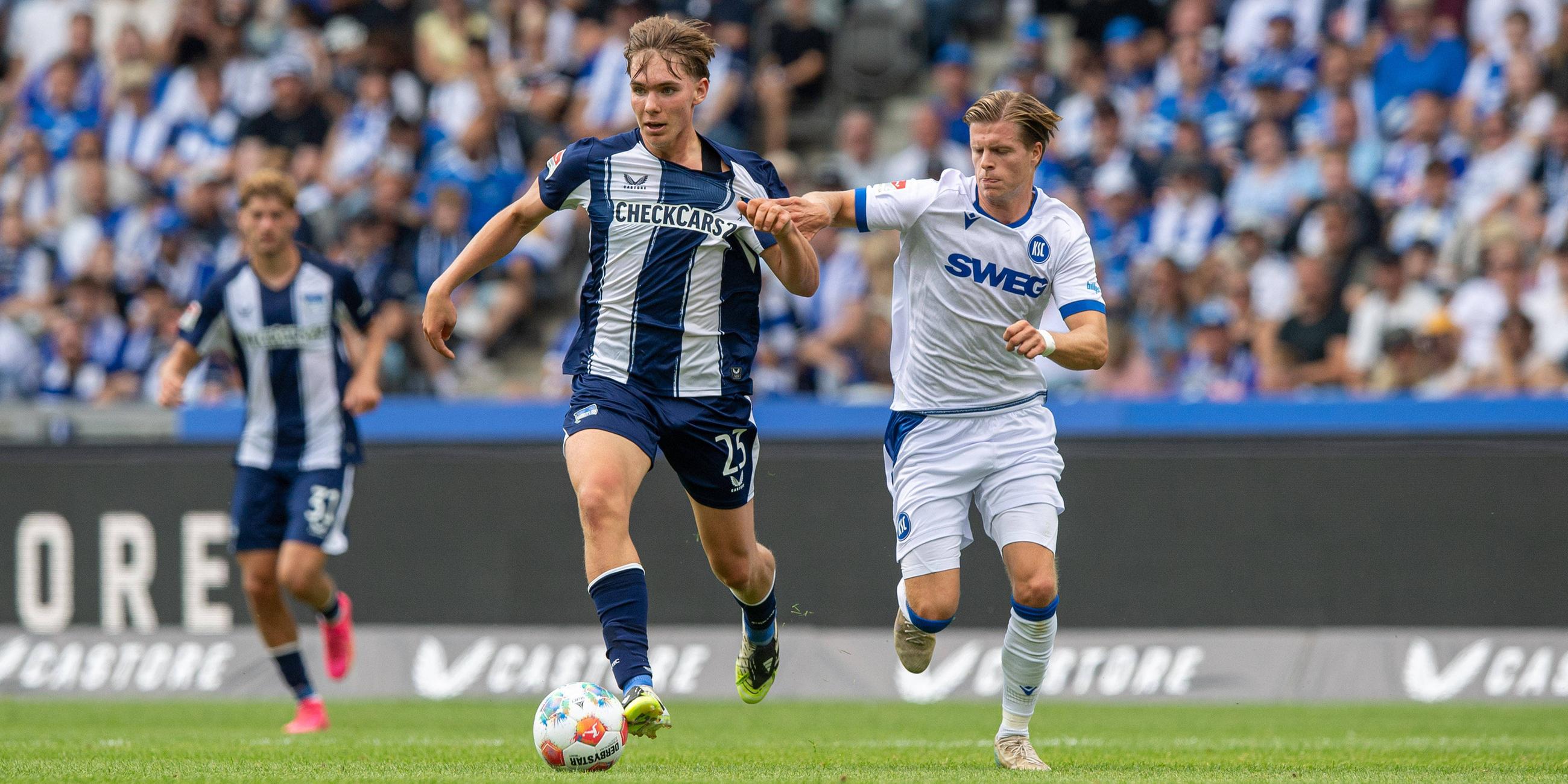 Herthas Kennet Eichhorn in Aktion beim Spiel gegen Karlsruhe am 10.08.2025.
