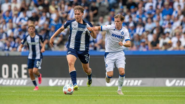 Herthas Kennet Eichhorn in Aktion beim Spiel gegen Karlsruhe am 10.08.2025.