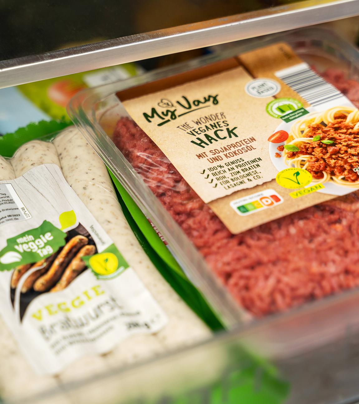 Vegane und vegetarische Fleischersatzprodukte in einem Kühlschrank.