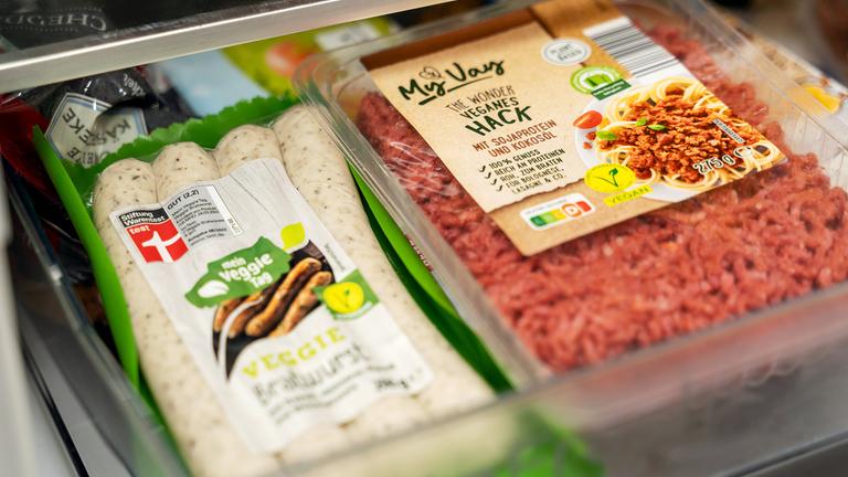 Vegane und vegetarische Fleischersatzprodukte in einem Kühlschrank.