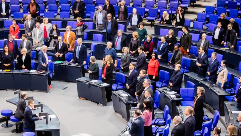 Berlin: Mitglieder des Deutschen Bundestages stimmen im Plenum des Deutschen Bundestages zur Finanzierung des Deutschlandtickets ab.