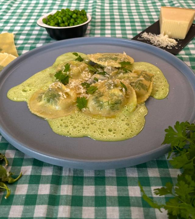 Kerbel-Ravioli mit Kohlrabi und Erbsen auf einem Teller.