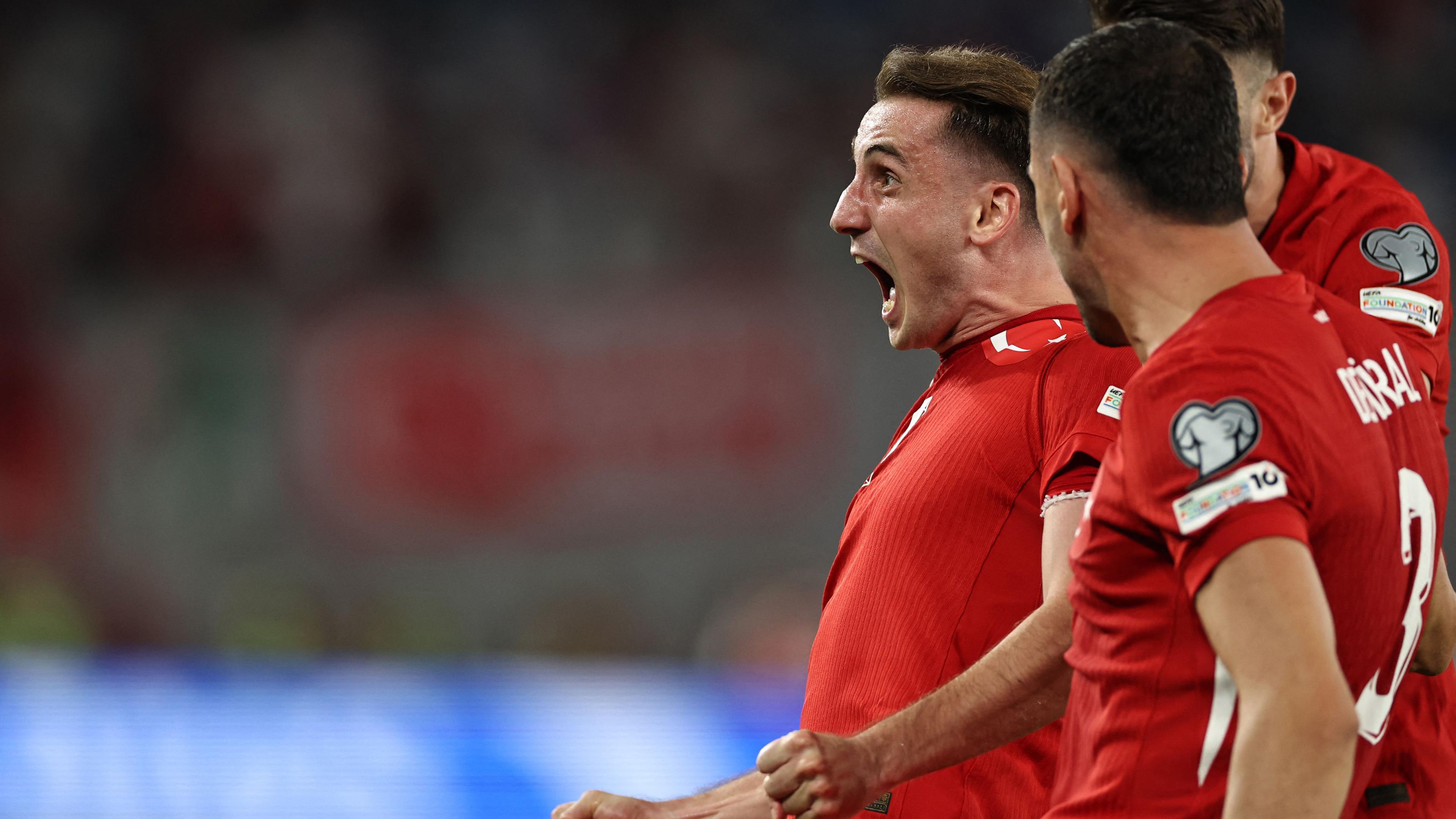 Der türkische Mittelfeldspieler Muhammed Kerem Aktürkoğlu jubelt über sein Tor. 