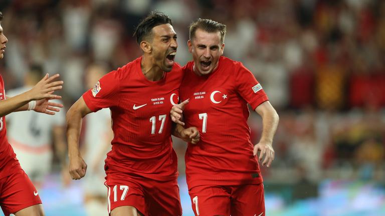 Der türkische Spieler Kerem Akturkoglu (7) feiert sein Tor mit seinem Teamkollegen Irfan Can Kahveci (17).