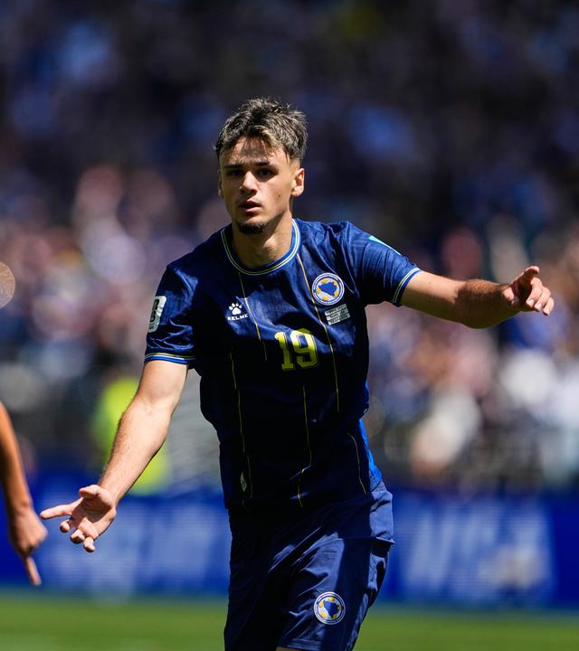 Der bosnische Nationalspieler Kerim Alajbegovic jubelt nach seinem Treffer zum 1:0 im WM-Spiel gegen Katar