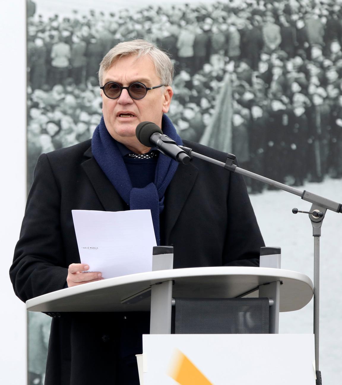 Hape Kerkeling bei der Kranzniederlegung zum 81. Jahrestag der Befreiung des Konzentrationslagers Buchenwald und Mittelbau-Dora.