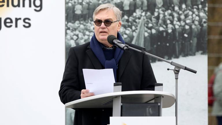 Hape Kerkeling bei der Kranzniederlegung zum 81. Jahrestag der Befreiung des Konzentrationslagers Buchenwald und Mittelbau-Dora.