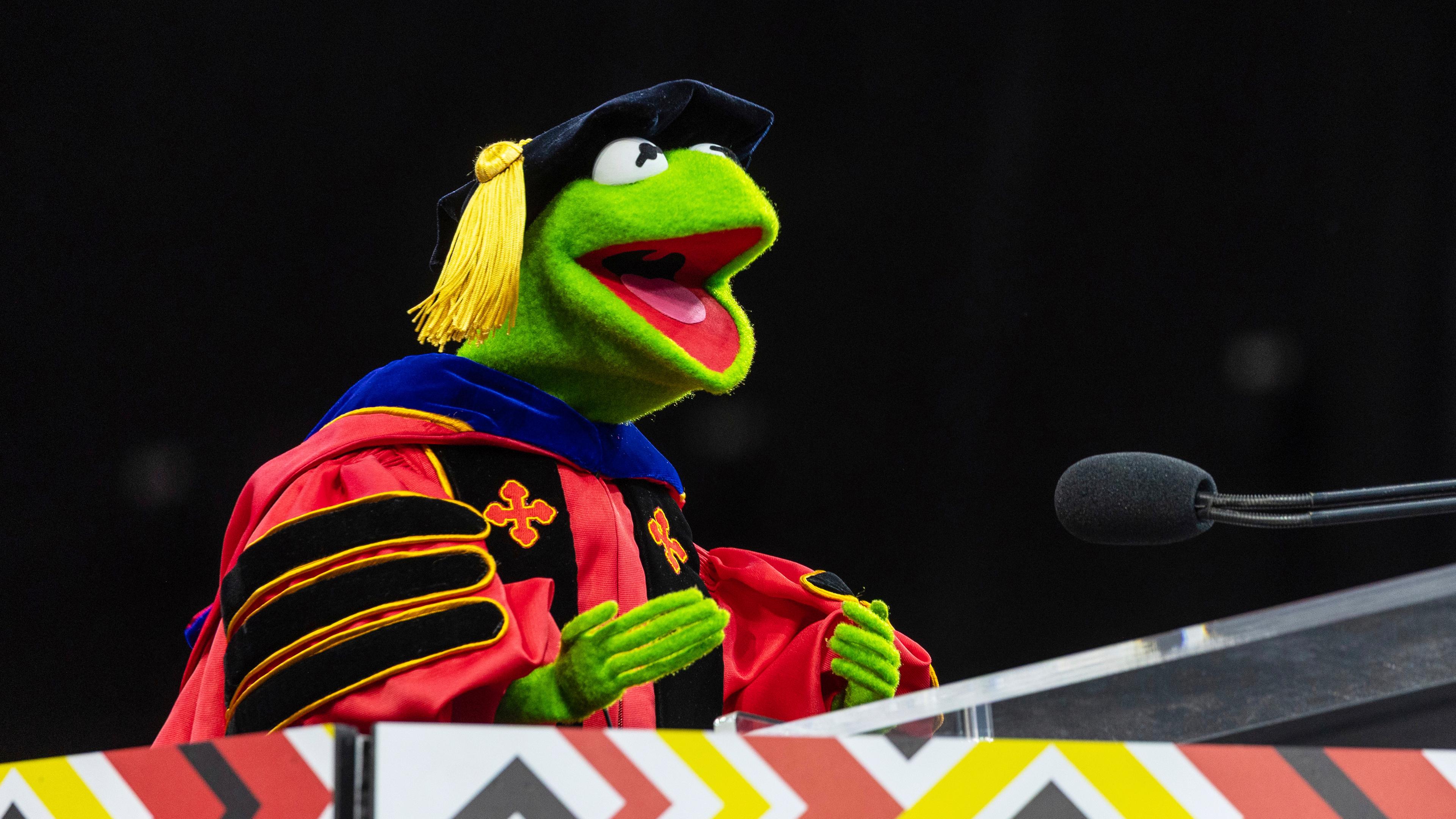 Kermit der Frosch spricht während der Abschlussfeier der University of Maryland am Donnerstag, 22. Mai 2025, in College Park, Maryland. 