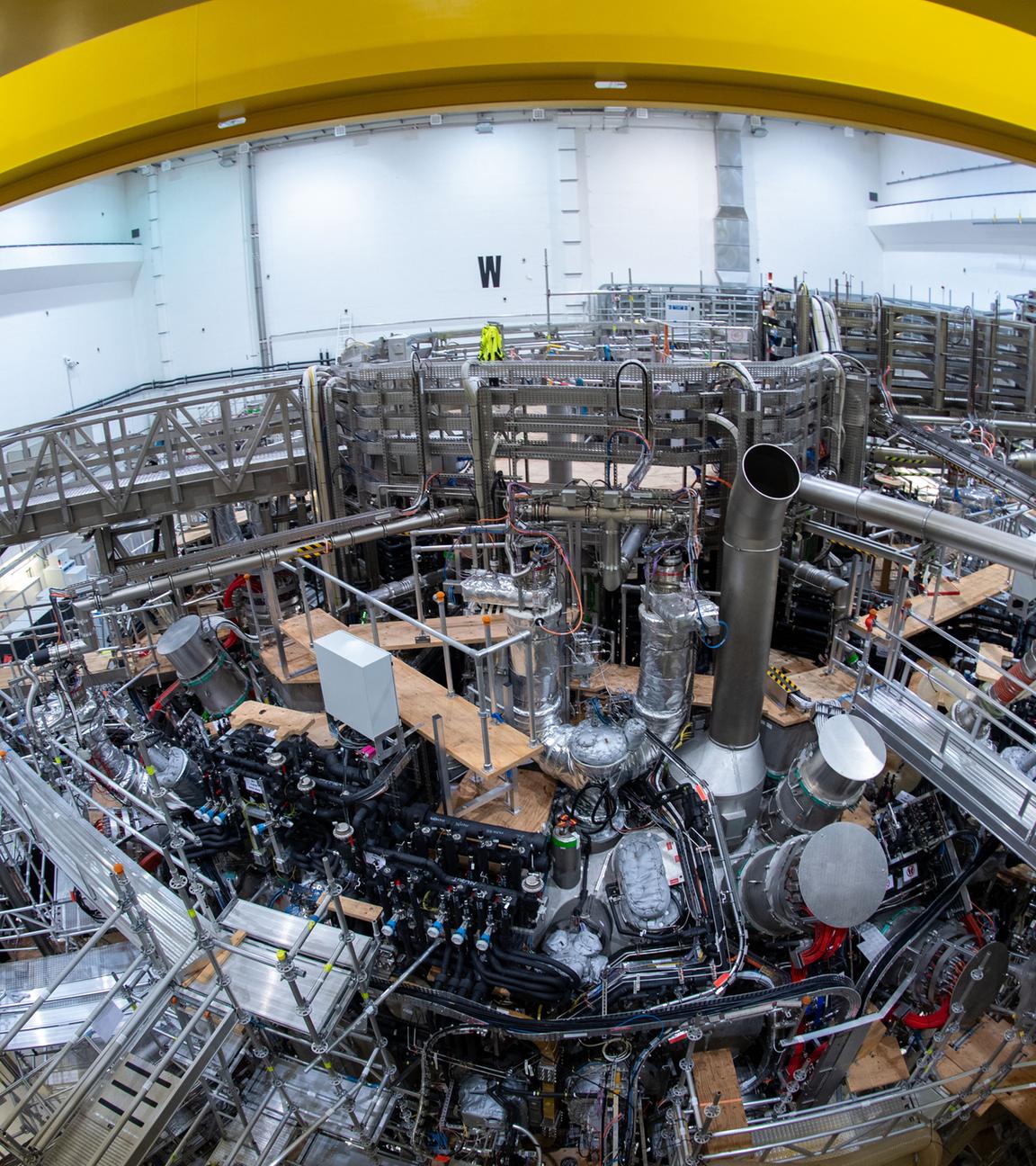 Ein Einlick in das Kernfusionsexperiment "Wendelstein 7-X" im Max-Planck-Institut für Plasmaphysik in Greifswald.