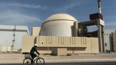 Archiv: Ein Arbeiter fährt mit dem Fahrrad vor dem Reaktorgebäude des Kernkraftwerks Bushehr, etwas außerhalb der südlichen Stadt Bushehr. (2010)