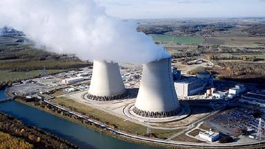 Ein Atomkraftwerk in Frankreich liegt an einem Fluss.