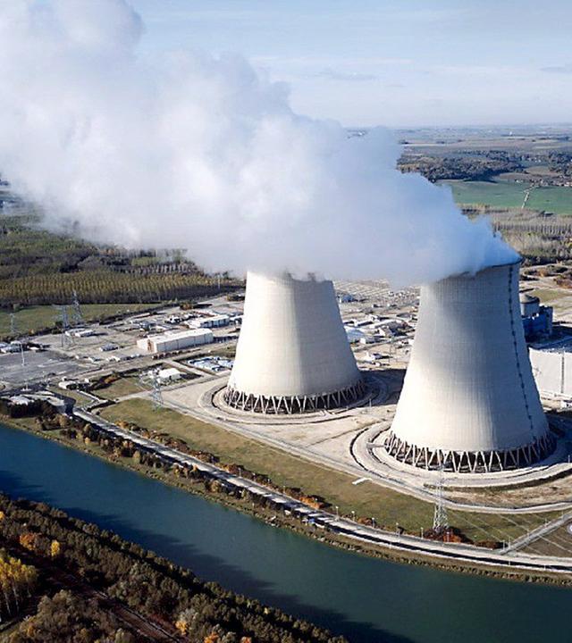 Ein Atomkraftwerk in Frankreich liegt an einem Fluss.