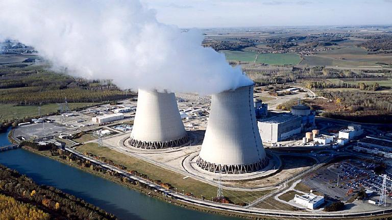 Ein Atomkraftwerk in Frankreich liegt an einem Fluss.