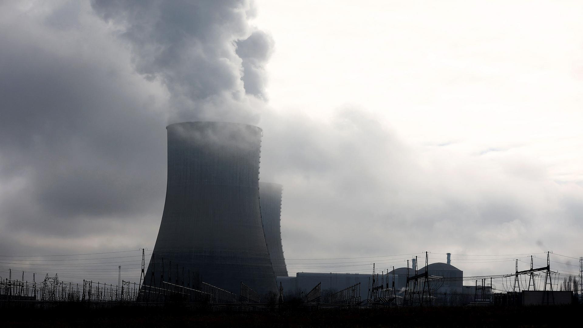 Zwei Kühltürme des Kernkraftwerks Civaux in Zentralfrankreich