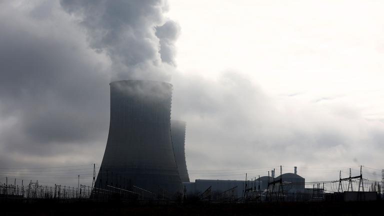 Zwei Kühltürme des Kernkraftwerks Civaux in Zentralfrankreich