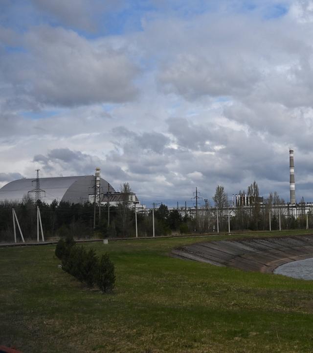 Die neue Sicherheitshülle (NSC), eine gewölbte Schutzkonstruktion, die über dem vierten Reaktorblock des bei dem Unfall zerstörten Kernkraftwerks Tschernobyl in der Region Kiew, Ukraine, errichtet wurde, am 23.04.2026. 