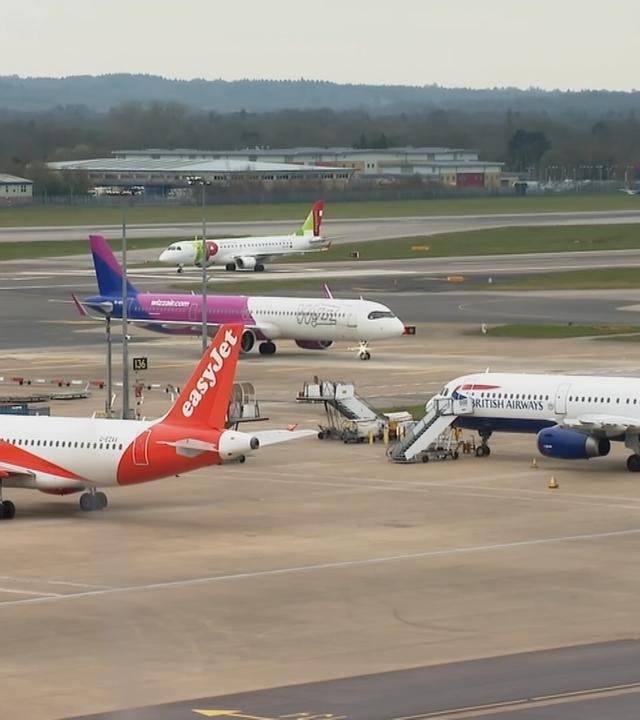 Flugzeuge auf der Startbahn.